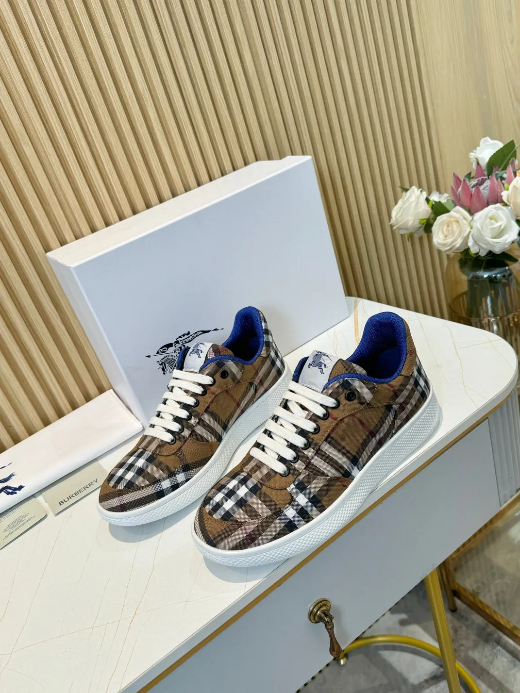 Men's men's shoes 💰560 Burberry's 2024 hot model is released. After three years, the classic plaid returns. It is versatile and decorated with worsted Burberry plaid pattern. Featuring a mesh lining and checkered laces, the rubber sole features the archive Burberry monogram. From Burberry's iconic collection, these wardrobe staples are interpreted with the brand's signature style.   ✅Fabric: classic cotton + silk cowhide ✅Lining: original board lining, silk cowhide lining ✅Outsole: TPU ✅Color: brown ✅Code number: 35-45 for men and women (35, 45 customized)